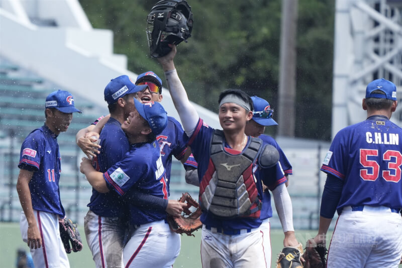 台灣隊終場以3比2奪下季軍。賽後球員們開心在場中擁抱慶祝。中央社記者徐肇昌沖繩攝 114年9月14日