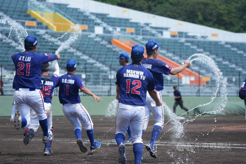 U18世界盃棒球賽台灣隊拿下季軍,球員開心衝進球場灑水慶祝。中央社記者徐肇昌沖繩攝 114年9月14日