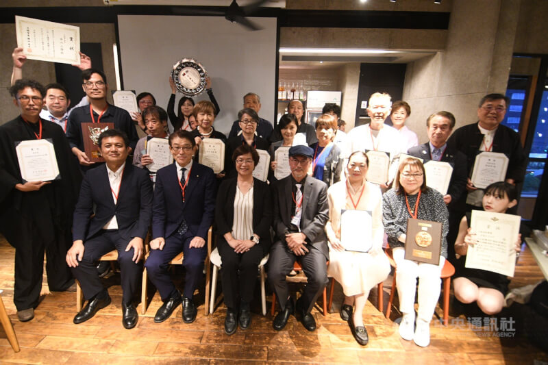 「2025東亞藝術交流展」13日在日本大阪市立美術館開幕,有來自台灣、日本、泰國、印尼、烏克蘭等8國藝術家的作品參展。彰化縣長王惠美(左3)率台灣藝術家參展,對於卓麗秋、曾益民、林宇荃、古員齊等多人獲獎,感到與有榮焉。中央社記者楊明珠大阪攝 114年9月14日