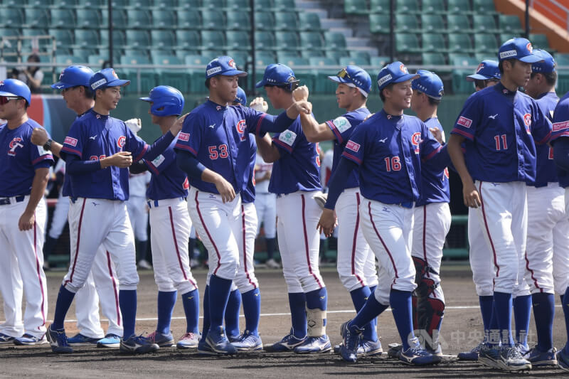 U18世界盃棒球賽台灣季軍戰14日與韓國交手,台灣選手在賽前互相擊掌打氣。中央社記者徐肇昌沖繩攝 114年9月14日