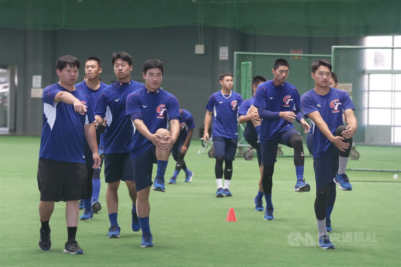 U18世界盃棒球賽台灣季軍戰14日與韓國交手,應對韓國隊右手側投金約爾,台灣隊排出「鋸齒打線」應戰,希望左打能有效發揮「剋怪投」的功效,打線能串連搶分。圖為台灣隊選手賽前熱身。中央社記者徐肇昌沖繩攝 114年9月14日