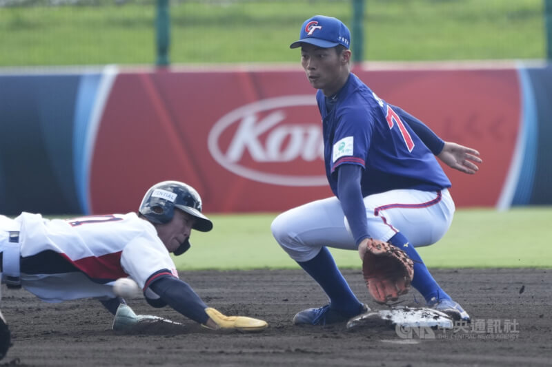 U18世界盃棒球賽台灣季軍戰14日與韓國交手,1局下,台灣游擊手許書誠(右)接牽制球,韓國跑者迅速回壘。中央社記者徐肇昌沖繩攝 114年9月14日