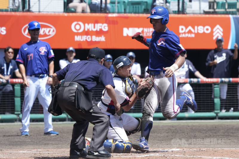 U18世界盃棒球賽季軍戰台灣14日與韓國交手,台灣隊5局上靠著攻勢串連攻下2分超前,6局下再被韓國扳平比數,7局上有插曲,曾聖恩(右)跑回本壘被判出局,經過重播輔助判決改判阻擋得分。中央社記者徐肇昌沖繩攝 114年9月14日
