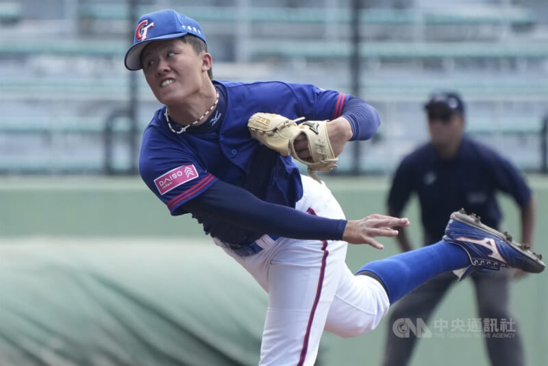 U18世界盃棒球賽台灣季軍戰14日與韓國交手,4局下,台灣隊換上王奕翔(圖)接替先發的劉任右投球。中央社記者徐肇昌沖繩攝 114年9月14日
