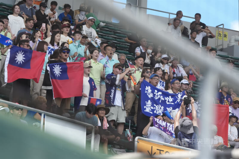 U18世界盃棒球賽台灣季軍戰14日與韓國交手,台灣觀眾到場,在場邊持國旗及標語為台灣隊加油。中央社記者徐肇昌沖繩攝 114年9月14日