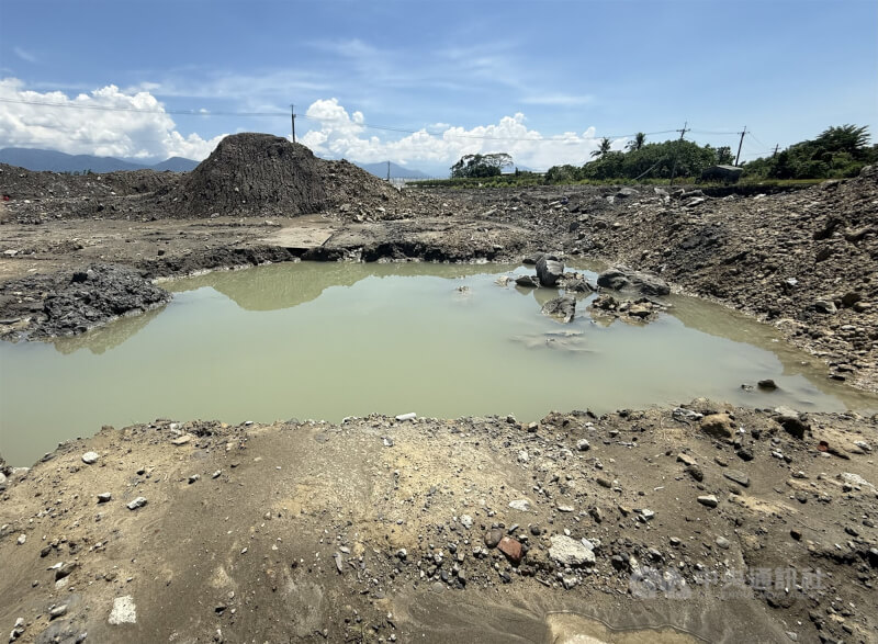 美濃「大峽谷」案農地遭盜採、濫倒。（中央社檔案照片）
