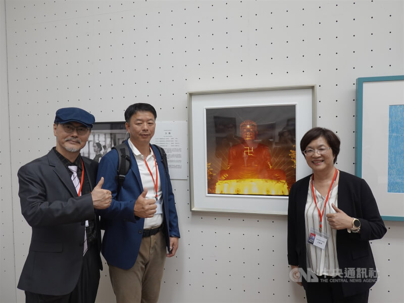 由彰化縣政府與日本IFA國際美術協會共同策辦的「2025東亞藝術交流展」正在大阪市立美術館展出，彰化縣長王惠美（右）表示，以彰化八卦山大佛為主題的作品，並與日本鎌倉大佛互相呼應，展現信仰與藝術交融，別具特色。左起：台灣策展人粘信敏、藝術家劉俊卿。中央社記者楊明珠大阪攝 114年9月14日