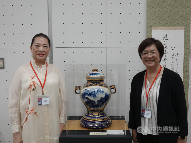 由彰化縣政府與日本IFA國際美術協會共同策辦的「2025東亞藝術交流展」,13日在日本大阪市立美術館隆重開幕,彰化縣長王惠美(右)率團出席。擅長山水青花瓷創作的女畫家卓麗秋(左)的作品「幽邃靜勝」榮獲「會長特別賞」。中央社記者楊明珠大阪攝 114年9月14日
