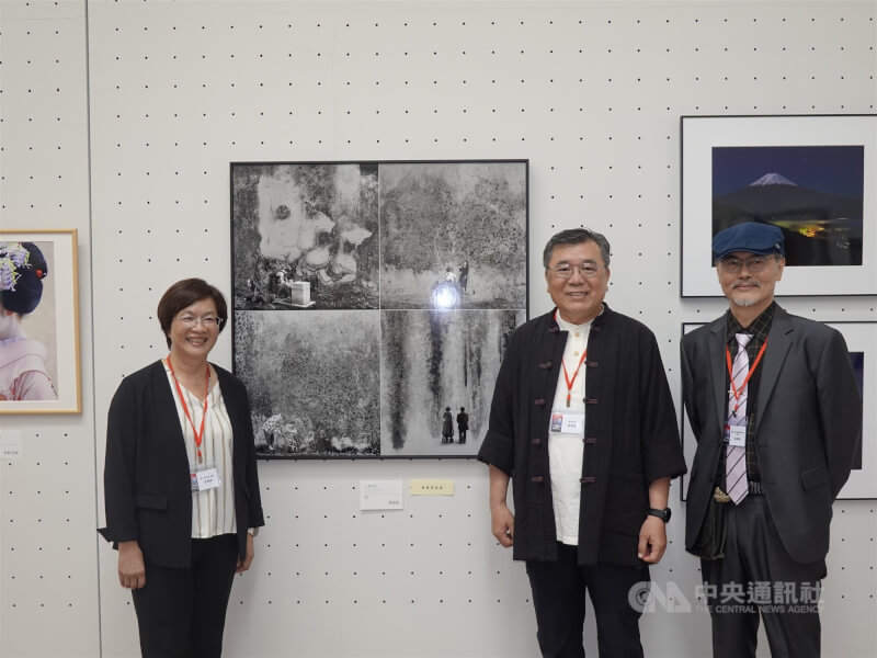 「2025東亞藝術交流展」正在大阪市立美術館展出,彰化縣長王惠美(左)率台灣藝術家團參展。圖為王惠美與台灣策展人粘信敏(右1)、彰化藝術家曾益民(右2)以「幸福」為題的作品榮獲「東亞藝術賞」。中央社記者楊明珠大阪攝 114年9月14日