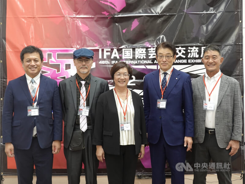 「2025東亞藝術交流展」13日在日本大阪市立美術館開幕,彰化縣長王惠美(中)率團出席。她表示,2024年東亞藝術交流展首次於彰化縣立美術館舉辦獲熱烈迴響,今年移師大阪,不僅是展覽空間的延伸,更象徵文化交流走向更高層次的互動。(左起)駐大阪辦事處副處長劉拓、台灣策展人粘信敏、彰化縣長王惠美、日本IFA國際美術協會會長金原芳山。中央社記者楊明珠大阪攝 114年9月14日