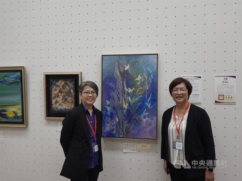 「2025東亞藝術交流展」13日在日本大阪市立美術館開幕,彰化縣長王惠美(右)率藝術家參展,對於彰化藝術家卓麗秋、曾益民、林宇荃、古員齊等多人獲獎,感到與有榮焉。圖為林宇荃(左)在其榮獲「優秀賞」的膠彩創作前與王惠美合照。中央社記者楊明珠大阪攝 114年9月14日