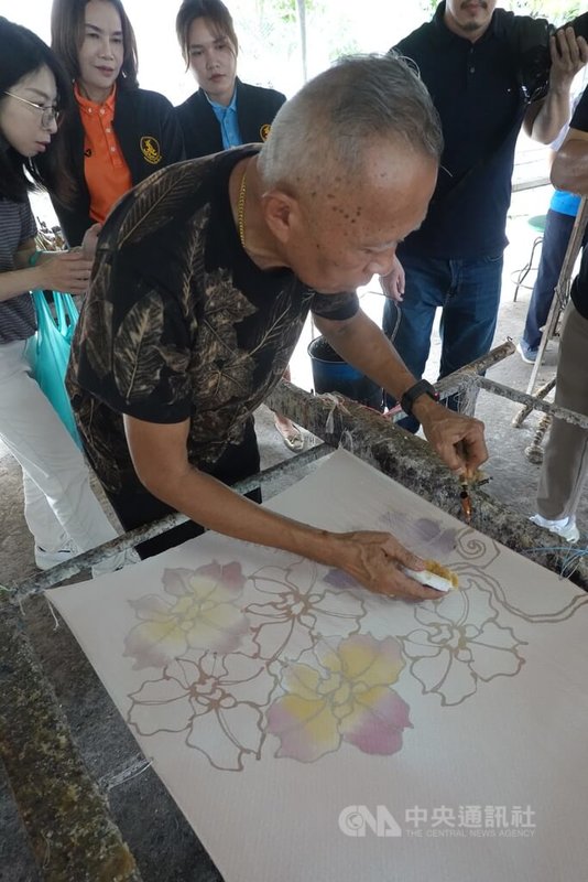 泰國黎逸府(Roi Et)塔瓦武里縣(Thawat Buri),民間團體Muangmai Batik創辦人蘇帝撒(Torsak Sutthisa)透過蠟染課程,幫助當地創生以及特殊需求孩童。中央社記者楊堯茹攝 114年9月14日