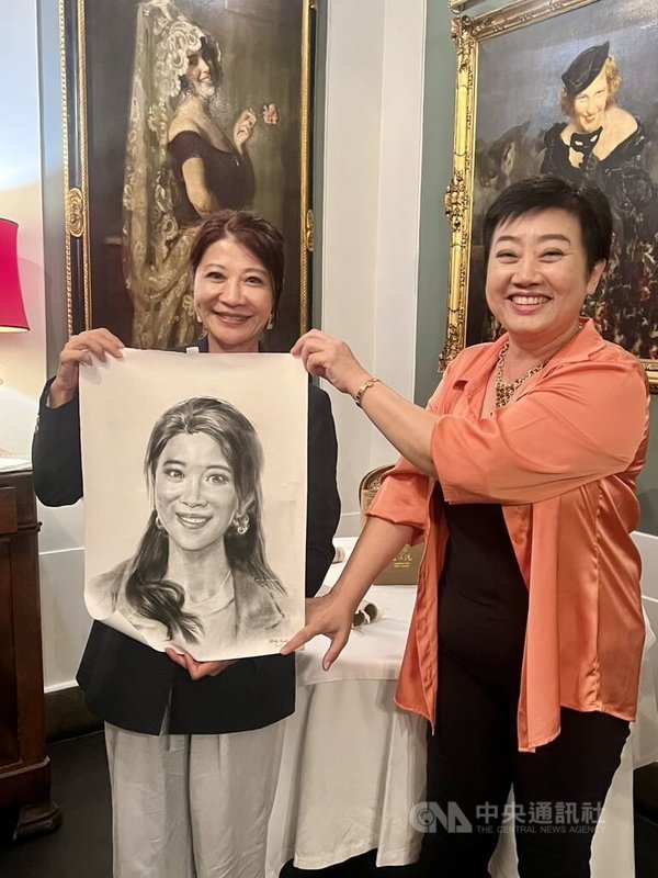 義大利僑務委員王美紅（右）贈送民進黨立委林楚茵（左）街頭藝人繪製的肖像畫。中央社記者黃雅詩羅馬攝  114年9月14日
