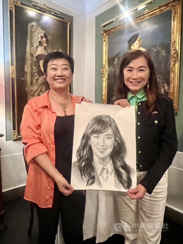 民進黨立委林宜瑾(右)獲義大利僑務委員王美紅(左)贈送肖像畫。中央社記者黃雅詩羅馬攝 114年9月14日