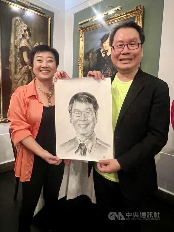 民進黨立委沈發惠(右)獲義大利僑務委員王美紅(左)贈送肖像畫。中央社記者黃雅詩羅馬攝 114年9月14日