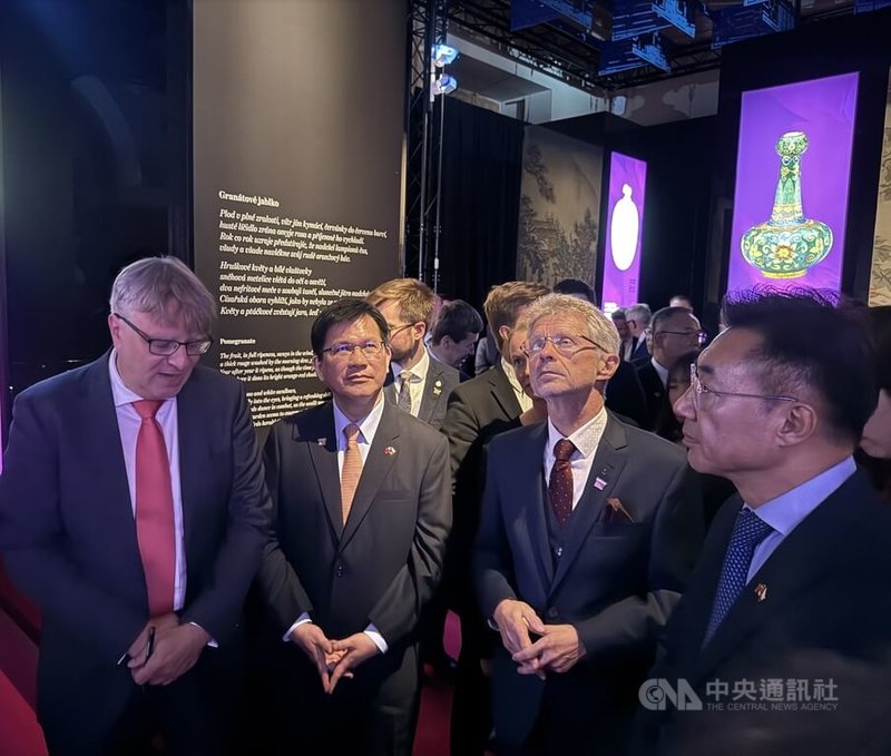 「故宮文物百選及其故事」特展11日在捷克國家博物館盛大揭幕。外交部長林佳龍(左2)也到現場參與,見證台灣文化外交新里程碑時刻。中央社記者劉郁葶布拉格攝 114年9月14日