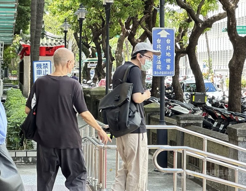35歲的盧姓男博士（中、戴帽者）涉規避替代役徵集並逾期報到，日前赴二審台灣高等法院開庭。中央社記者劉世怡攝 114年9月14日