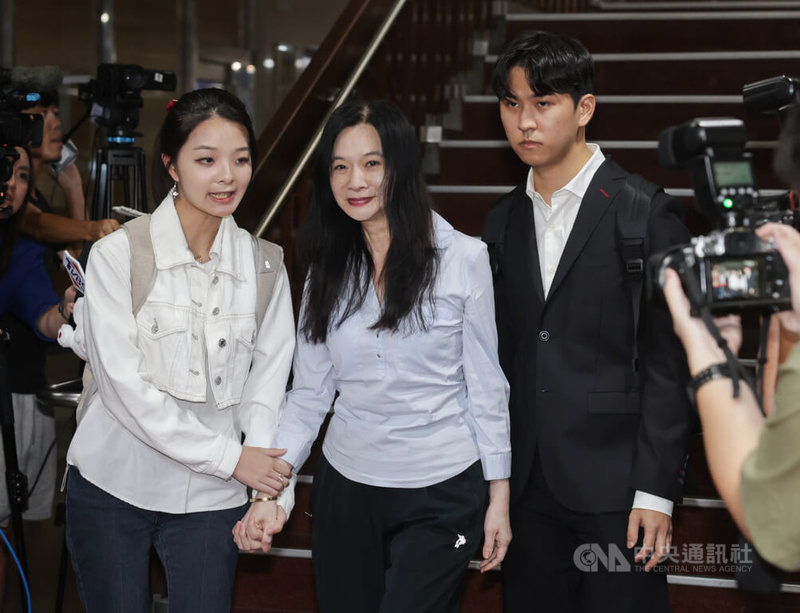國民黨台北市議員應曉薇(中)在女兒陪同下,面帶微笑離開法院。中央社記者裴禛攝 114年9月15日