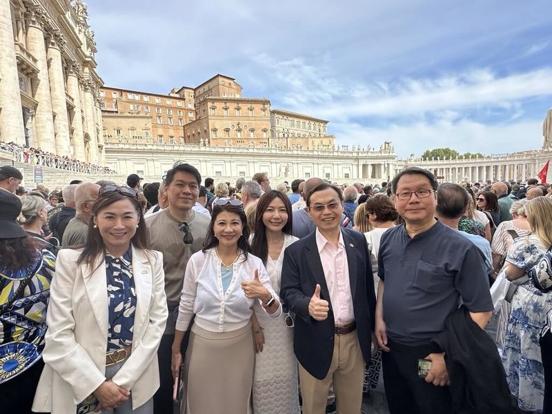 民進黨立委林楚茵(左3)、沈發惠(右1)、林宜瑾(左1)、李柏毅(左2)、吳沛憶(右3)在駐教廷大使賀忠義(右2)陪同下,14日在梵蒂岡廣場參加教宗良十四世三鐘經儀式,現場錄影傳遞台灣對教宗70歲生日的祝賀。(林楚茵提供)中央社記者黃雅詩羅馬傳真114年9月15日