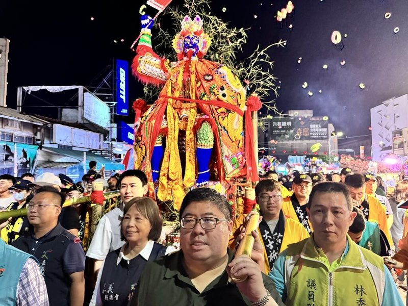 嘉義民雄大士爺祭14日深夜進行大士爺火化升天儀式,民進黨立法委員蔡易餘(前右2)、陳冠廷(後左2)等人,一同抬著神尊從大士爺廟走向升化場。(蔡易餘提供)中央社記者蔡智明傳真 114年9月15日