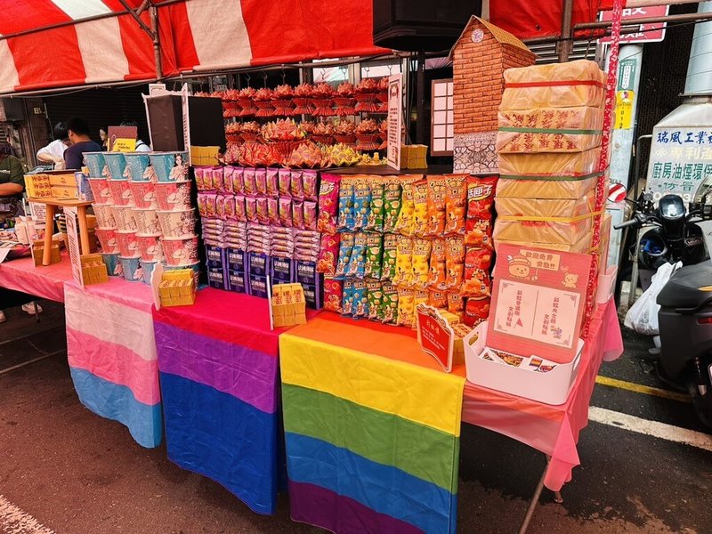 民雄大士爺文化祭盛大登場，嘉義縣多元性別社區健康服務中心打破以「好兄弟」泛指孤魂野鬼的傳統，首創「彩虹普渡」，象徵讓眾生皆可平等享香火。（諸羅部屋提供）中央社記者曾以寧傳真　114年9月15日