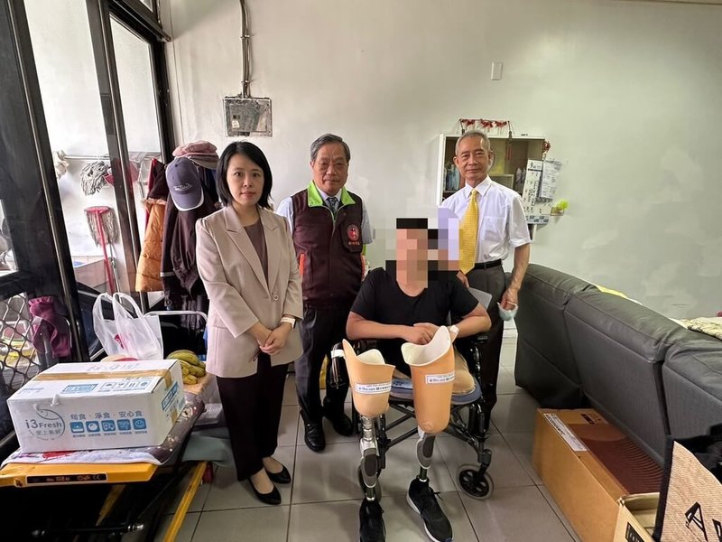 財團法人犯罪被害人保護協會台灣新竹分會15日表示,新竹1名男子日前因車禍導致雙腿截肢,生活經濟頓失依靠,也難以購買輔具,協會獲報後助購買義肢等必需品,讓他能重新站立,恢復行動力。(犯罪被害人保護協會台灣新竹分會提供)中央社記者郭宣彣傳真 114年9月15日