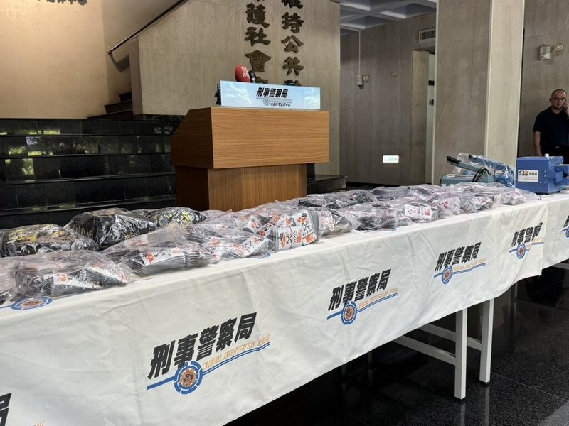 刑事警察局中部打擊犯罪中心15日召開記者會說明,查獲不法集團在彰化縣員林市地區製造三級毒品咖啡包販售牟利,專案小組查扣毒品咖啡包、毒品藥錠、製毒原料等證物。(民眾提供)中央社記者郝雪卿傳真 114年9月15日