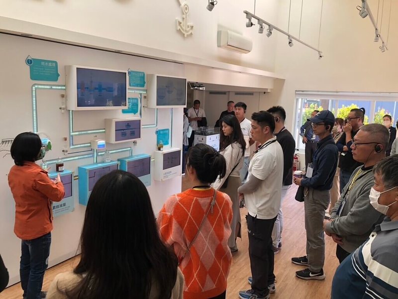花蓮縣政府觀光處表示，自2018年起向經濟部爭取縣市共推住商節電計畫、節電夥伴節能治理與推廣計畫等補助經費，對於審查分數部分，因查無名次排名資料，故無排名倒數一事。圖為縣府環教活動，工廠區向民眾說明用水零排放。（花蓮縣政府觀光處提供）中央社記者李先鳳傳真　114年9月15日
