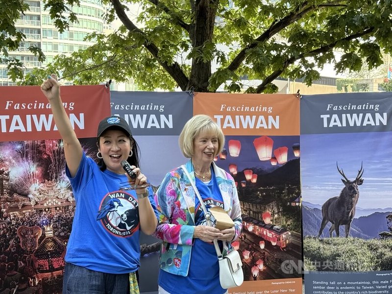 加台國會議員友好協會會長史葛洛(Judy Sgro,右,多倫多台裔市議員陳伶俐(Lily Cheng,左)身穿「台灣日」紀念球衣,與多倫多台僑一起在藍鳥隊主場看球加油。中央社記者胡玉立多倫多攝 114年9月15日