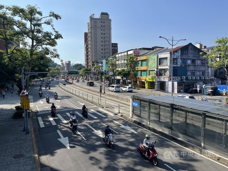 台北市公館圓環拆除及地下道填平工程13日動工,15日是上班首日,交工處說,基隆路上從福和橋下來往東汽車停等長度大幅減少,初判改走永福橋多,讓車流大致順暢。中央社記者楊淑閔攝 114年9月15日