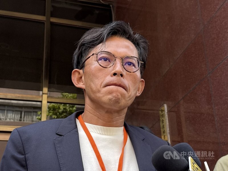 台灣民眾黨「走讀」活動衝突造成8警受傷，截至15日上午10時民眾黨主席黃國昌未到案說明，全案將函送北檢偵辦。圖為黃國昌15日上午到台北地方法院陪前台北市長柯文哲開羈押庭並接受媒體聯訪。中央社記者王飛華攝　114年9月15日