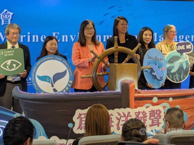 海洋委員會海洋保育署15日邀8國專家辦「海洋環境管理國際交流研討會」,聚焦海洋環境保護、污染防治、廢棄物治理、水質與底泥維護及國際合作等核心議題。海委會主任委員管碧玲(左3)等出席。中央社記者張雄風攝 114年9月15日