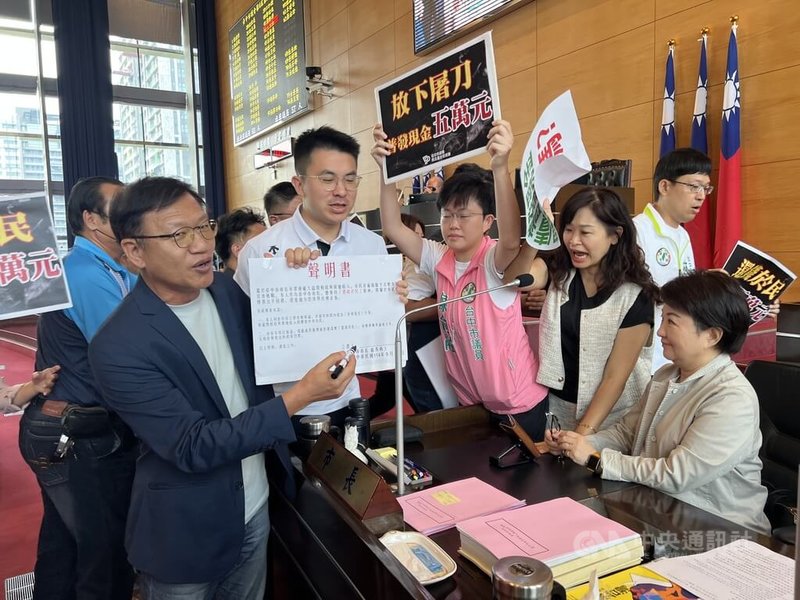 民主進步黨台中市議會黨團總召集人王立任(前左1)15日在議會臨時會中,要求台中市長盧秀燕(前右1)簽聲明書同意普發市民每人新台幣5萬元。中央社記者郝雪卿攝 114年9月15日