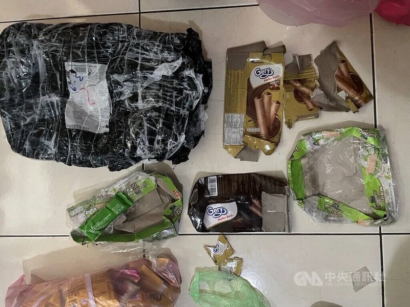 運毒集團自馬來西亞郵寄藏有毒品大麻花的餅乾包裹來台,遭財政部關務署台北關發現並通報刑事局偵辦,循線查獲為主嫌25歲潘姓男子策劃,並指揮2名越南籍逃逸移工情侶24歲阮姓男子、26歲陳姓女子協助運毒,依法送辦。(翻攝照片)中央社記者黃麗芸傳真 114年9月15日