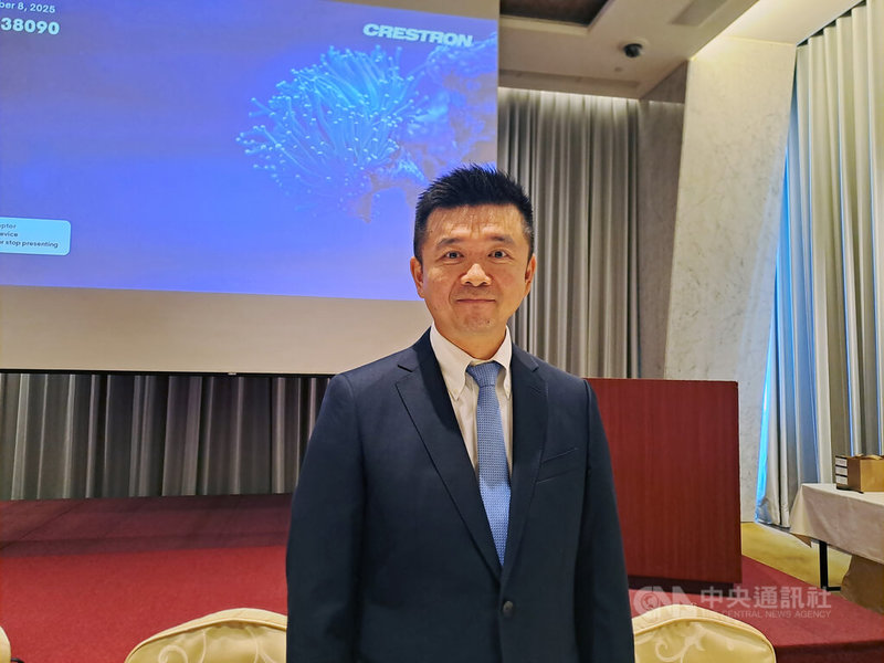 製鞋廠中傑投資控股公司15日舉行法說會，董事長劉安哲表示，為實現10年整體出貨量翻倍，布局中國、越南、印度、印尼4個生產基地，已於東爪哇取得印尼廠土地，預計明年底或後年初開出產能。中央社記者潘智義攝　114年9月15日