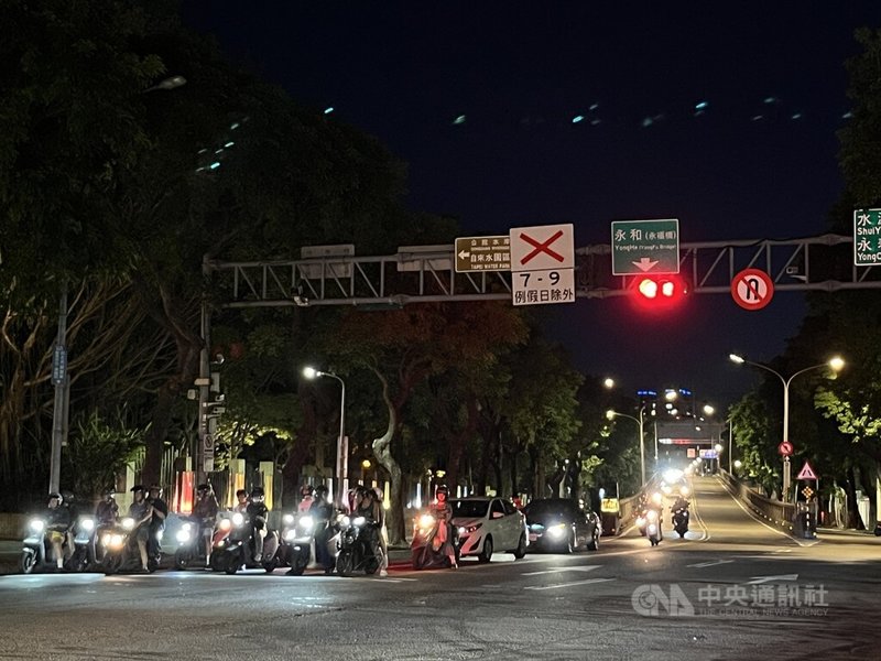 台北市公館圓環拆除及填平地下道工程已啟動,新北市交通警察大隊15日指出,晚間福和橋車流量正常,永福橋(圖)車流稍多,可能是民眾因預期心理提前改道。中央社記者楊淑閔攝 114年9月15日