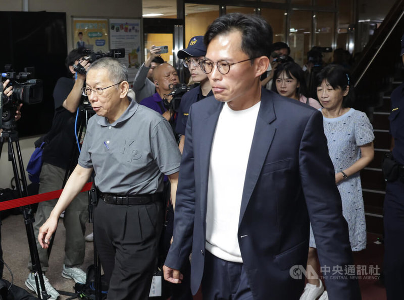 台北地方法院審理京華城案，15日再度召開羈押庭後，仍裁定前台北市長柯文哲以新台幣7000萬元交保。圖為晚間柯文哲（前左）在妻子陳佩琪（後右）、民眾黨主席黃國昌（前右）等陪同下離開法院，未回應媒體提問。中央社記者裴禛攝　114年9月15日
