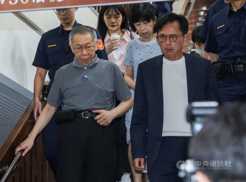 京華城案被告柯文哲、應曉薇聲請具保停押獲北院裁准,北檢提抗告,高院撤銷原裁定發回更裁。北院15日重開羈押庭後,再度裁定柯文哲、應曉薇交保,且維持原交保金額。圖為前台北市長柯文哲(前左)晚間面色凝重離開法院。中央社記者裴禛攝 114年9月15日