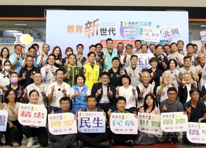 嘉義市「師師有平板計畫」啟動儀式15日舉行,市府以經費新台幣2618萬元採購教學用平板電腦1870台,並提供全市市立國中小教師每人配備1台專屬的iPad教學平板電腦。中央社記者黃國芳攝 114年9月15日