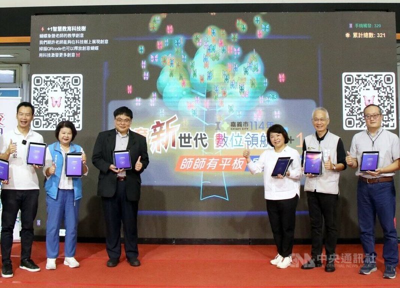 嘉義市長黃敏惠(右3)15日主持「師師有平板計畫」啟動儀式表示,相信對教育的投資「永遠沒有吃虧的」,給老師最好的工具,就是給學生最好的未來。中央社記者黃國芳攝 114年9月15日