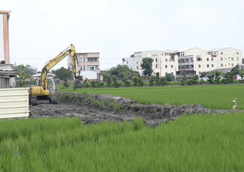 彰化縣政府進行三民農地重劃區農水路工程,有農民反映大型機械進出破壞農地;縣府表示,將加強溝通協調,以降低農友損害,後續也會兼顧個案與全體地主權益,如期完成工程。(陳素月辦公室提供)中央社記者鄭維真傳真 114年9月15日
