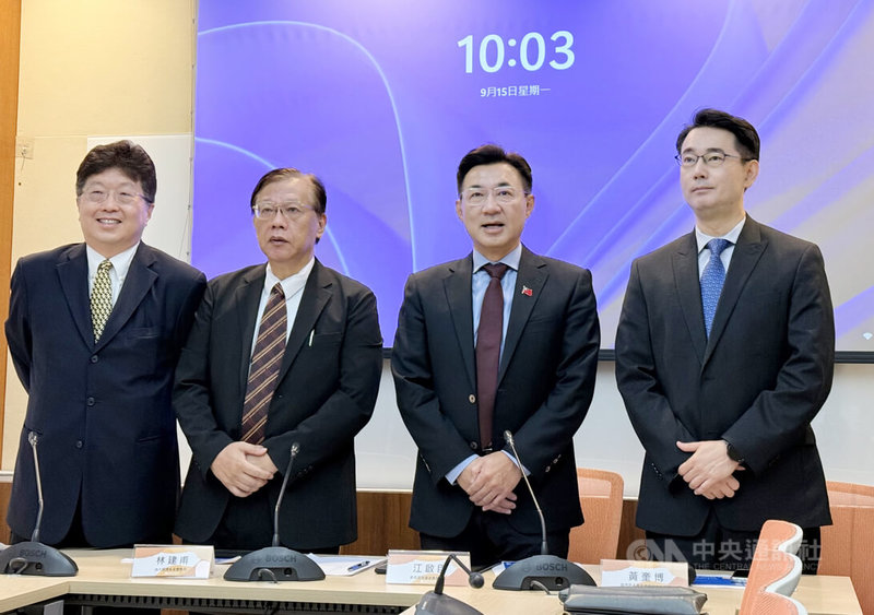 啟思民本基金會董事長江啟臣(右2)與啟思民本基金會董事兼執行長黃奎博(右1)、中信金融管理學院講座教授林建甫(左2)、科克蘭資本公司董事長楊應超(左1)15日於立法院召開對等關稅對台灣中小企業衝擊民調記者會。中央社記者王揚宇攝 114年9月15日