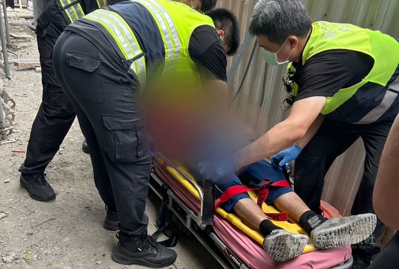  新北市鶯歌區某建案工地15日發生工安意外，46歲林姓工人遭高處落下的鷹架鐵桿砸中，直接貫穿安全帽並插入頭部，林男目前仍在醫院持續搶救中。（翻攝照片）中央社記者王鴻國傳真　114年9月15日