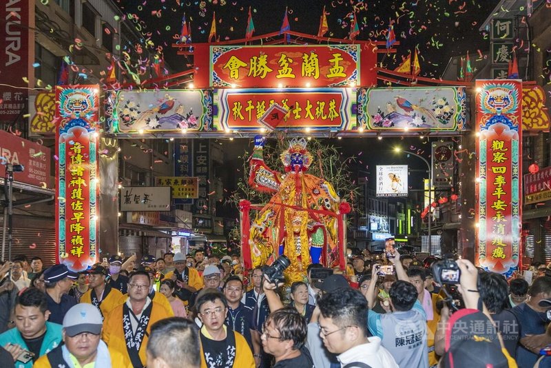 已延續300多年嘉義縣民雄「大士爺祭典」,14日深夜進入最高潮,民雄街頭湧入萬餘人隨著紙糊大士爺神尊走向升化場,準備火化大士爺神尊。中央社記者蔡智明攝 114年9月15日