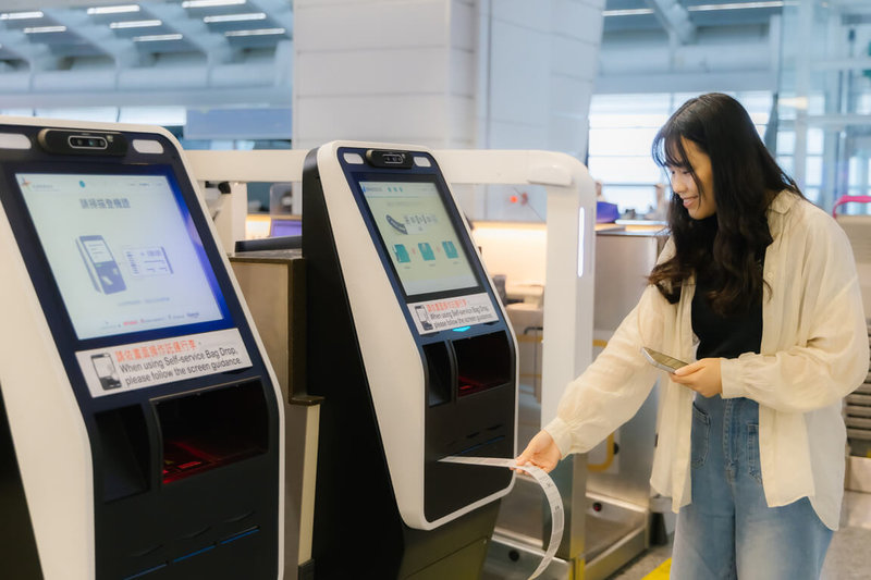 教師節、中秋節、國慶日3個連假將至,桃園國際機場公司表示,3個連假疏運期共15天,預估總旅運量將突破195萬人次。圖為旅客使用自助行李託運服務。(桃機公司提供)中央社記者余曉涵傳真 114年9月15日