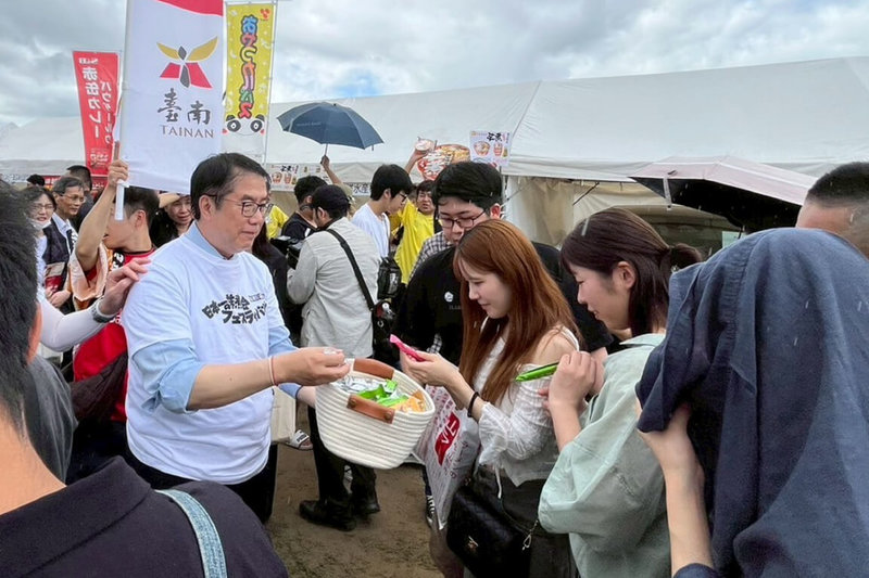 台南市長黃偉哲（前左1）受邀前往日本山形市參訪，14日出席「日本第一芋煮節」開幕活動，向當地民眾行銷台南農特產品。（台南市政府提供）中央社記者楊思瑞台南傳真　114年9月15日