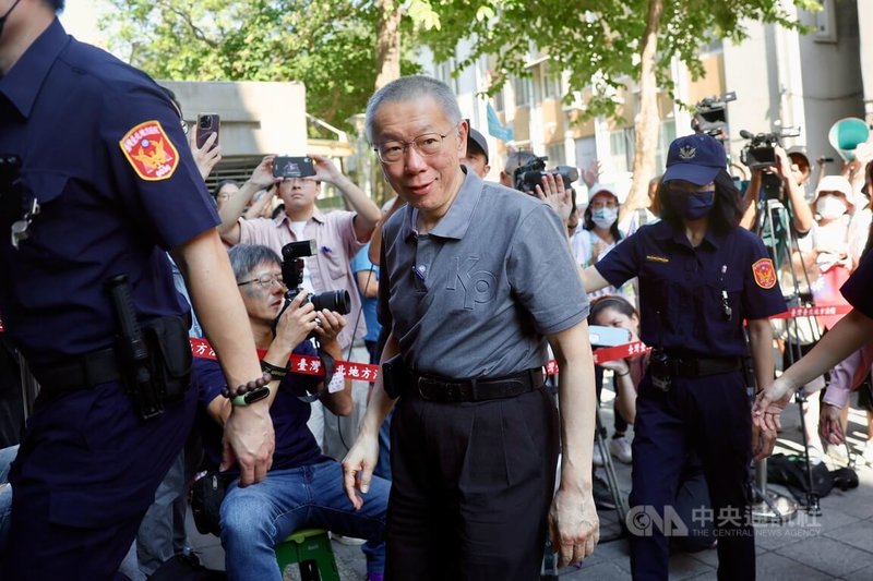 京華城案被告柯文哲、應曉薇聲請具保停押,獲台北地方法院裁准,但台北地檢署提起抗告,台灣高等法院12日撤銷原裁定發回更裁。北院訂於15日上午10時重開羈押庭,圖為前台北市長柯文哲(中)穿著印有KP字樣的灰色POLO衫現身法院。中央社記者王飛華攝 114年9月15日
