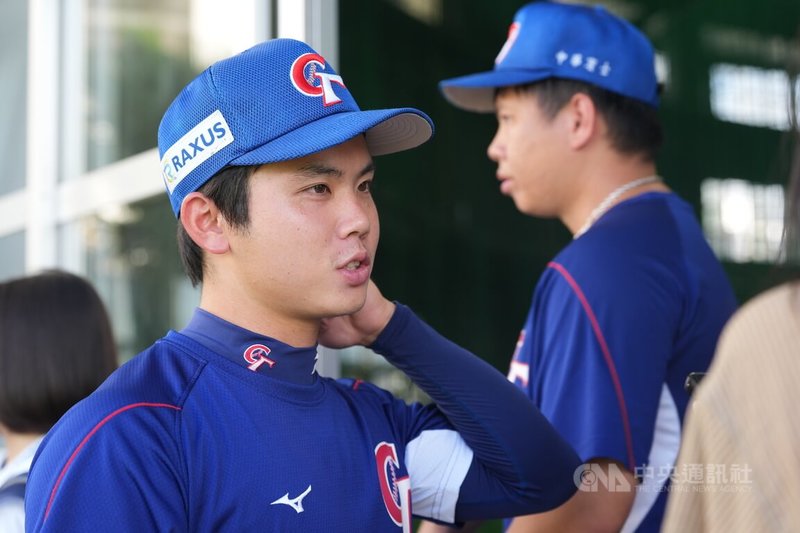 U18世界盃棒球賽台灣奪下季軍,後勤團隊中20歲的王星翰是學長也是翻譯,還能協助當牛棚捕手,甚至是餵球。睽違6年以不同身分再穿上這件球衣,王星翰說「從接受幫助到成為協助別人的角色。」中央社記者徐肇昌沖繩攝 114年9月15日