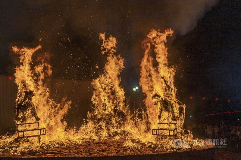 從12日起連續3天的嘉義民雄大士爺祭,在14日深夜進行大士爺火化升天儀式,萬人矚目下,15日凌晨零時30分紙糊大士爺火化升天,象徵為人間帶走災厄。中央社記者蔡智明攝 114年9月15日