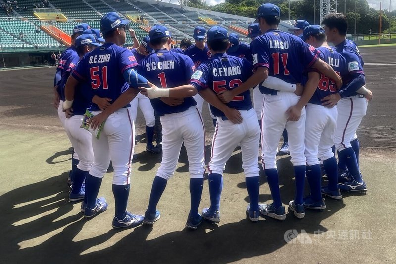 U18世界盃棒球台灣奪下季軍,賽場邊、休息區也很多「台灣元素」,賽前圍圈跳原住民傳統舞十分吸睛。中央社記者徐肇昌沖繩攝 114年9月15日